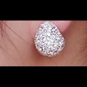 ✨ New Swarovski Crystal teardrop pierced earrings ✨Sellers pick